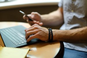 Regularnie dochodzi do sytuacji, w których kupując nowego laptopa jesteśmy zadowoleni z jego odpowiedniego działania, niestety po jakimś czasie jesteśmy świadkami nieprzyjemnych problemów związanych z nadmierną temperaturą