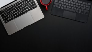 Top view of black table with copy space, laptop and tablet keyboard - Lapto Portal Maszyna taka jak Lenovo ThinkPad E14 Gen 2 to też matowa matryca, czyli dodatek dzięki któremu kobieta pracująca może wykonać część swojej pracy na ławce pod gruszą w ogrodzie, czyli w miejscu o wiele ciekawszym od typowego biurowego stanowiska pracy