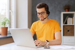 Inny często wybierany HP ProBook 440 G8 to system operacyjny Windows 10, 14 cali ekranu, matowa matryca, 16 GB pamięci RAM typu DDR4, dysk twardy typu SSD o pojemności 256 GB, procesor Core i5 1135G7 o czterech rdzeniach, wbudowany mikrofon, kamera internetowa, jeden port HDMI, cztery porty typu USB, Bluetooth, wzmocniona konstrukcja, pojemna bateria, niska masa własna, czytnik linii papilarnych i urodziwa obudowa