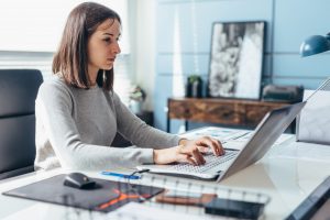 Dell Latitude 7420 to linia nowoczesnych laptopów biznesowych charakteryzujących się smukłą, lekką i elegancką budową