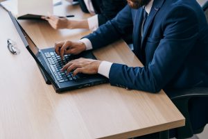 Bardzo wiele osób potrzebuje laptopa do przeglądania stron internetowych, oglądania filmów, grania w gry oraz obsługiwania średnio zaawansowanych programów biurowych