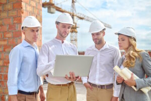 woman-men-looking-laptop-construction - Lapto Portal Milbook R14 to niezwykle wytrzymały laptop, który idealnie sprawdzi się dla podróżników